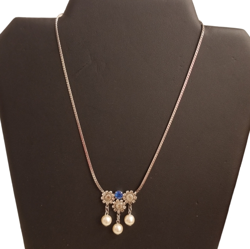 SILVERTONED CHAIN NECKLACE WITH AUSTRIAN CRYSTAL FLOWER & FAUX PEARL PENDANT